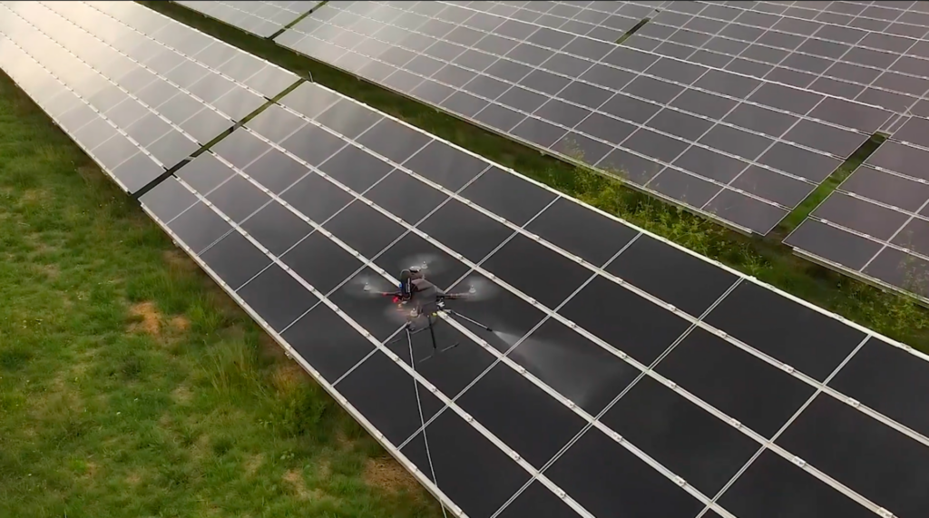 nettoyage panneaux photovoltaique par drone